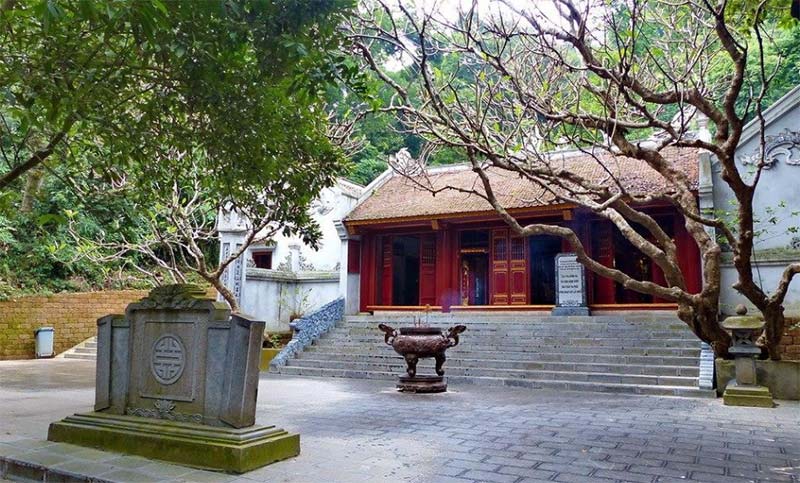 Khu di tích lịch sử đền Hùng có bao nhiêu đền chính?