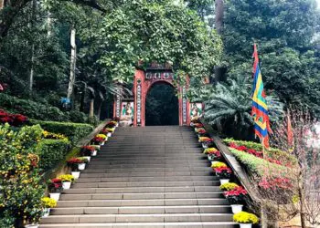 Khu di tích lịch sử đền Hùng có bao nhiêu đền chính?