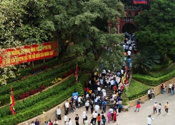 Kiến trúc đền Hùng có bao nhiêu bậc đá?