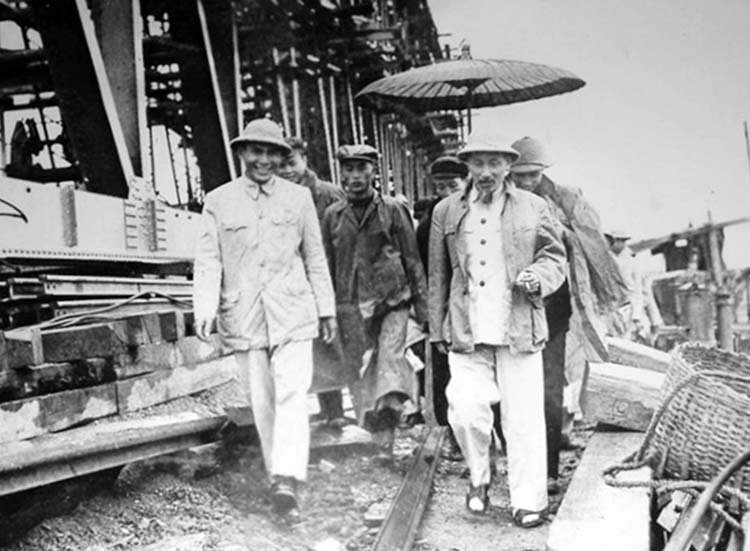 Bác Hồ về thăm công trường xây dựng cầu Việt Trì ngày mùng 1 Tết Bính Thân năm 1956. Ảnh tư liệu