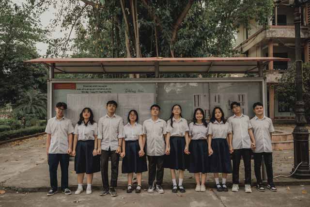 Bộ ảnh kỷ yếu 'siêu tiết kiệm' đúng chất học trò của một lớp 12 ở Phú Thọ