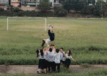 Bộ ảnh kỷ yếu 'siêu tiết kiệm' đúng chất học trò của một lớp 12 ở Phú Thọ