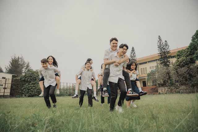 Bộ ảnh kỷ yếu 'siêu tiết kiệm' đúng chất học trò của một lớp 12 ở Phú Thọ