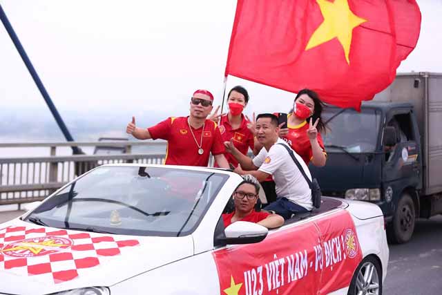 Hàng nghìn CĐV từ Hà Nội và các tỉnh lân cận 'hành quân' lên Phú Thọ tiếp lửa cho U23 Việt Nam