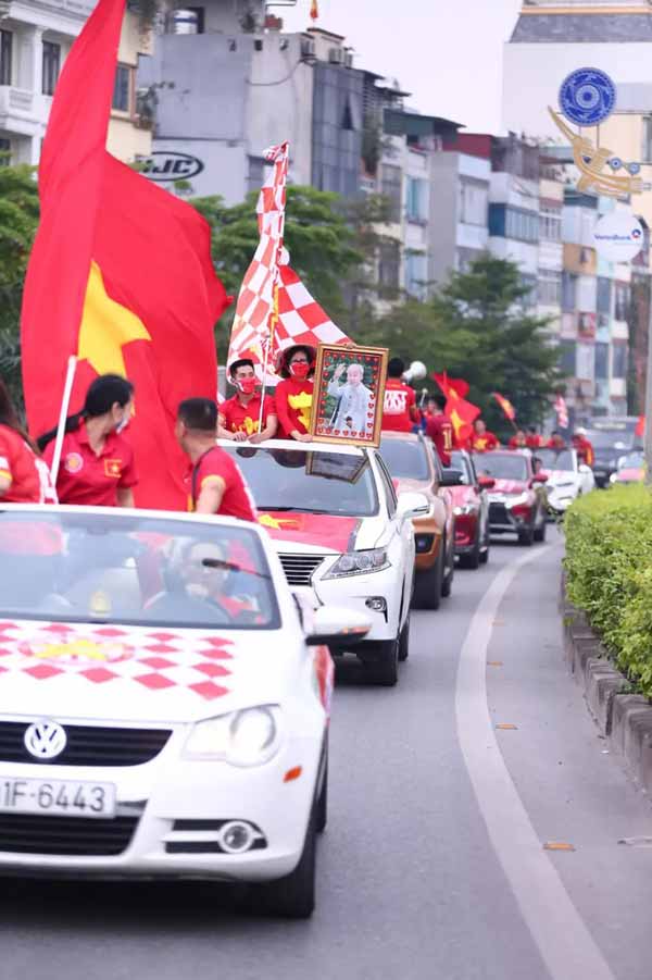 Hàng nghìn CĐV từ Hà Nội và các tỉnh lân cận 'hành quân' lên Phú Thọ tiếp lửa cho U23 Việt Nam