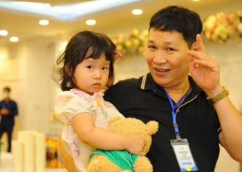 Người đàn ông ở Phú Thọ bật khóc trên bàn mổ khi bác sĩ tìm được 19 "chú" tinh binh