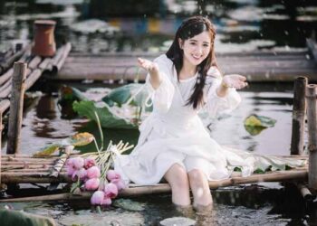 9X Phú Thọ ‘gây thương nhớ’ với bộ ảnh đẹp trong trẻo bên hoa sen
