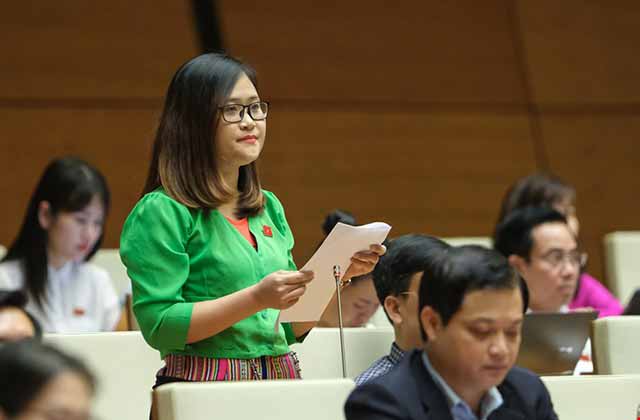 Cô giáo Hà Ánh Phượng đề nghị Chính phủ có thêm các chính sách hỗ trợ về sách giáo khoa, thiết bị dạy học