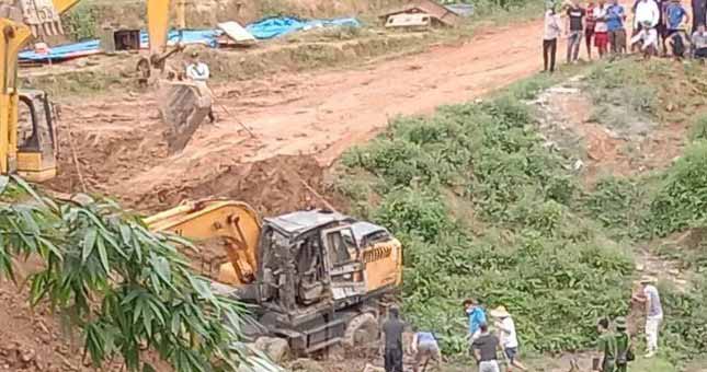 Máy xúc lật xuống ruộng, lái xe người Phú Thọ tử vong