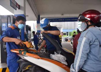 Giá xăng tăng lần thứ 7 liên tiếp lên kỷ lục mới, đắt đỏ chưa từng có