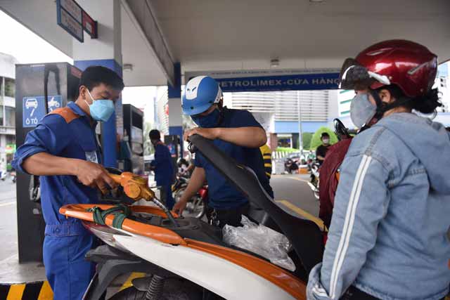 Giá xăng tăng lần thứ 7 liên tiếp lên kỷ lục mới, đắt đỏ chưa từng có