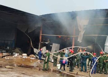 Đang cháy lớn tại Công ty cổ phần giấy Lửa Việt (Phú Thọ)