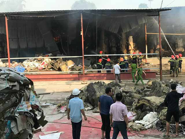 Đang cháy lớn tại Công ty cổ phần giấy Lửa Việt (Phú Thọ)