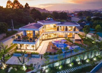 Căn villa mang hình tượng cánh chim vút bay lên bầu trời là món quà kỷ niệm 10 năm ngày cưới của vợ chồng chị Hường ở Phú Thọ.