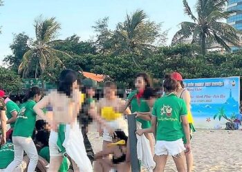 Nhóm nữ du khách Phú Thọ cởi áo ngực chơi team building ở biển Cửa Lò