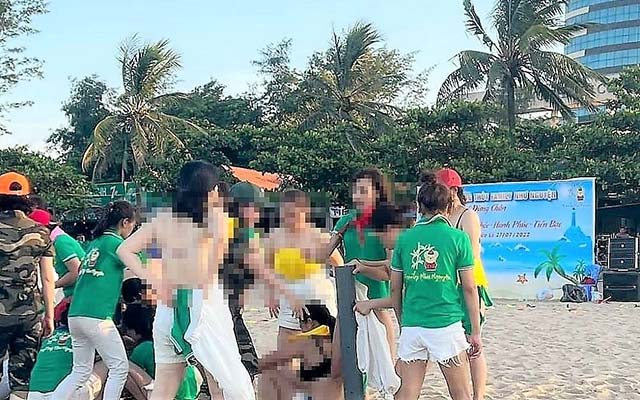 Nhóm nữ du khách Phú Thọ cởi áo ngực chơi team building ở biển Cửa Lò