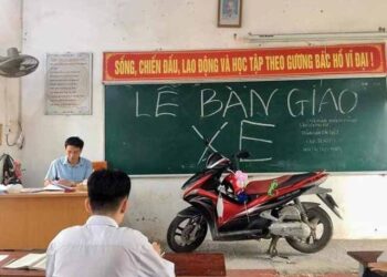 Học trò Phú Thọ “chơi lớn”, mang nguyên chiếc xe máy lên tầng 2 làm lễ bàn giao cho thầy chủ nhiệm