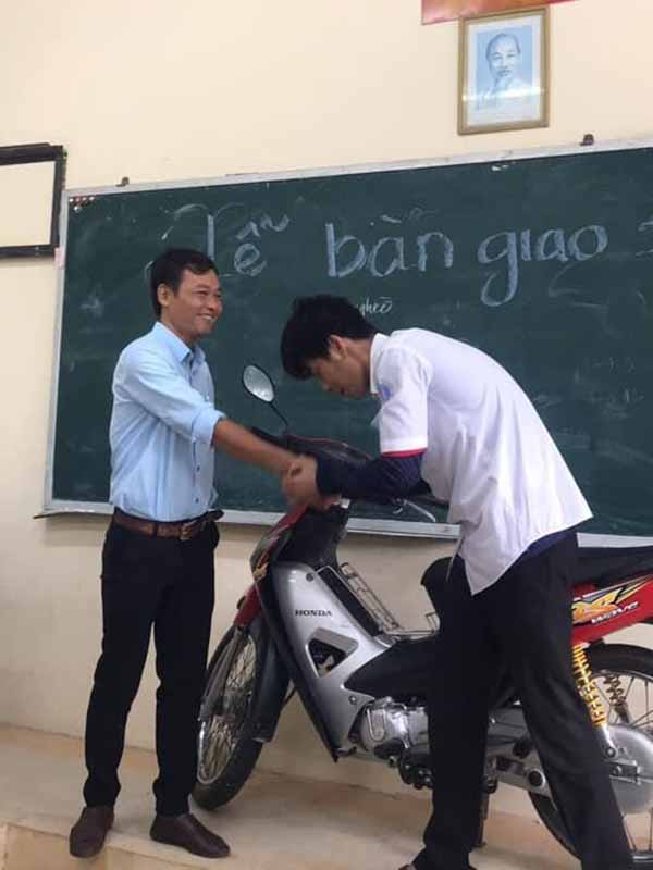 Học trò Phú Thọ “chơi lớn”, mang nguyên chiếc xe máy lên tầng 2 làm lễ bàn giao cho thầy chủ nhiệm