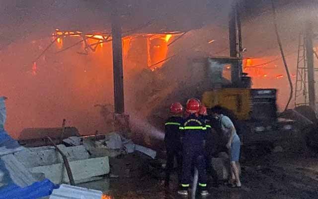 Vụ cháy tại Công ty cổ phần giấy Lửa Việt ở thị trấn Hạ Hòa, huyện Hạ Hòa, Phú Thọ