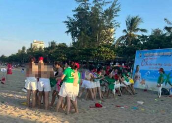 Team building phản cảm: Mỗi người cởi áo được thưởng 500 nghìn đồng