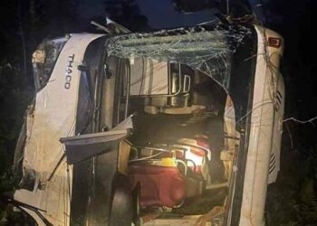 Xe chở khách du lịch lao xuống vực ở Phú Thọ khiến 3 người tử vong