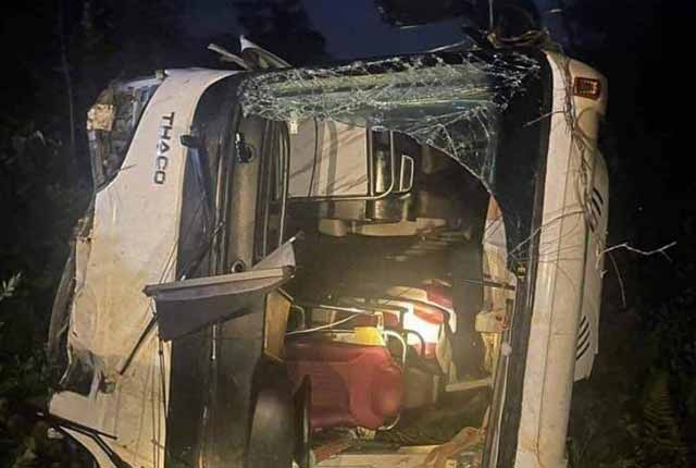 Xe chở khách du lịch lao xuống vực ở Phú Thọ khiến 3 người tử vong 