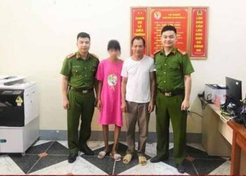 Bé gái 13 tuổi ở Phú Thọ đi lạc gần 200km được công an giúp đoàn tụ gia đình