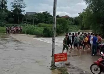 Phú Thọ: Đi qua đập tràn, nhân viên y tế bị nước lũ cuốn trôi