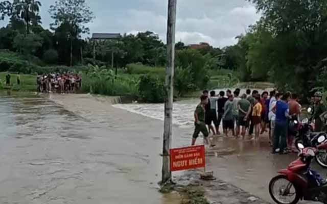 Phú Thọ: Đi qua đập tràn, nhân viên y tế bị nước lũ cuốn trôi