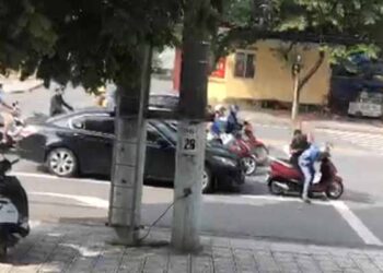 Tài xế côn đồ hành hung người đi xe máy vì không chịu nhường đường