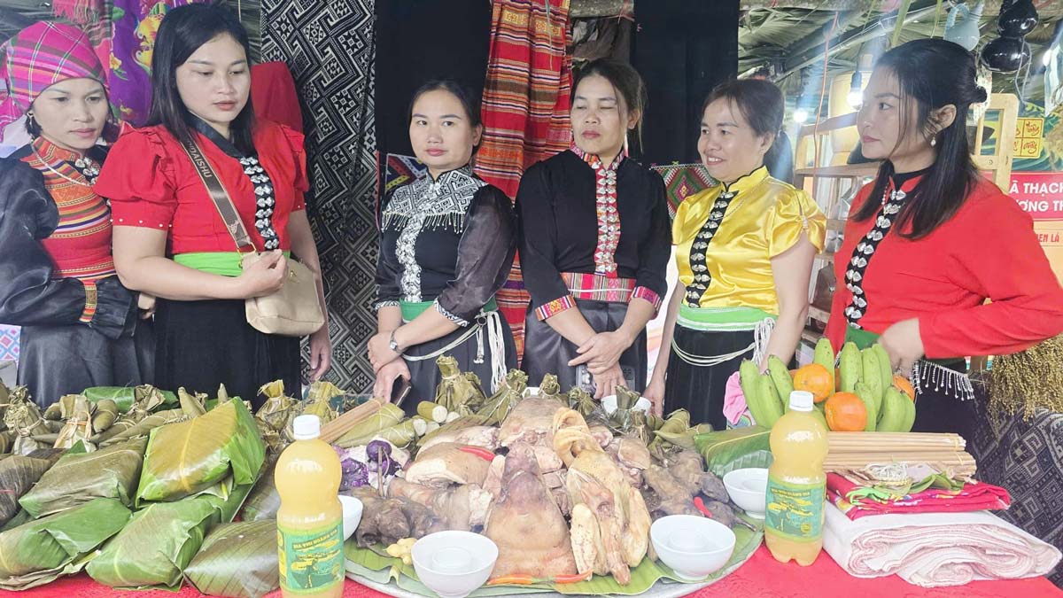 Nhiều sản vật đặc sắc của bà con dân tộc Tày được trưng bày tại Lễ hội mừng cơm mới tại xã Cao Sơn. Ảnh: Thành Dân.